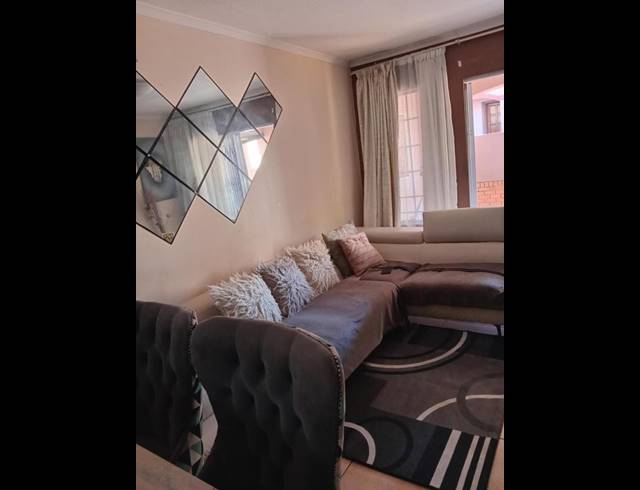 3 BEDROOM TOWNHOUSE FOR SALE IN CASTLEVIEW